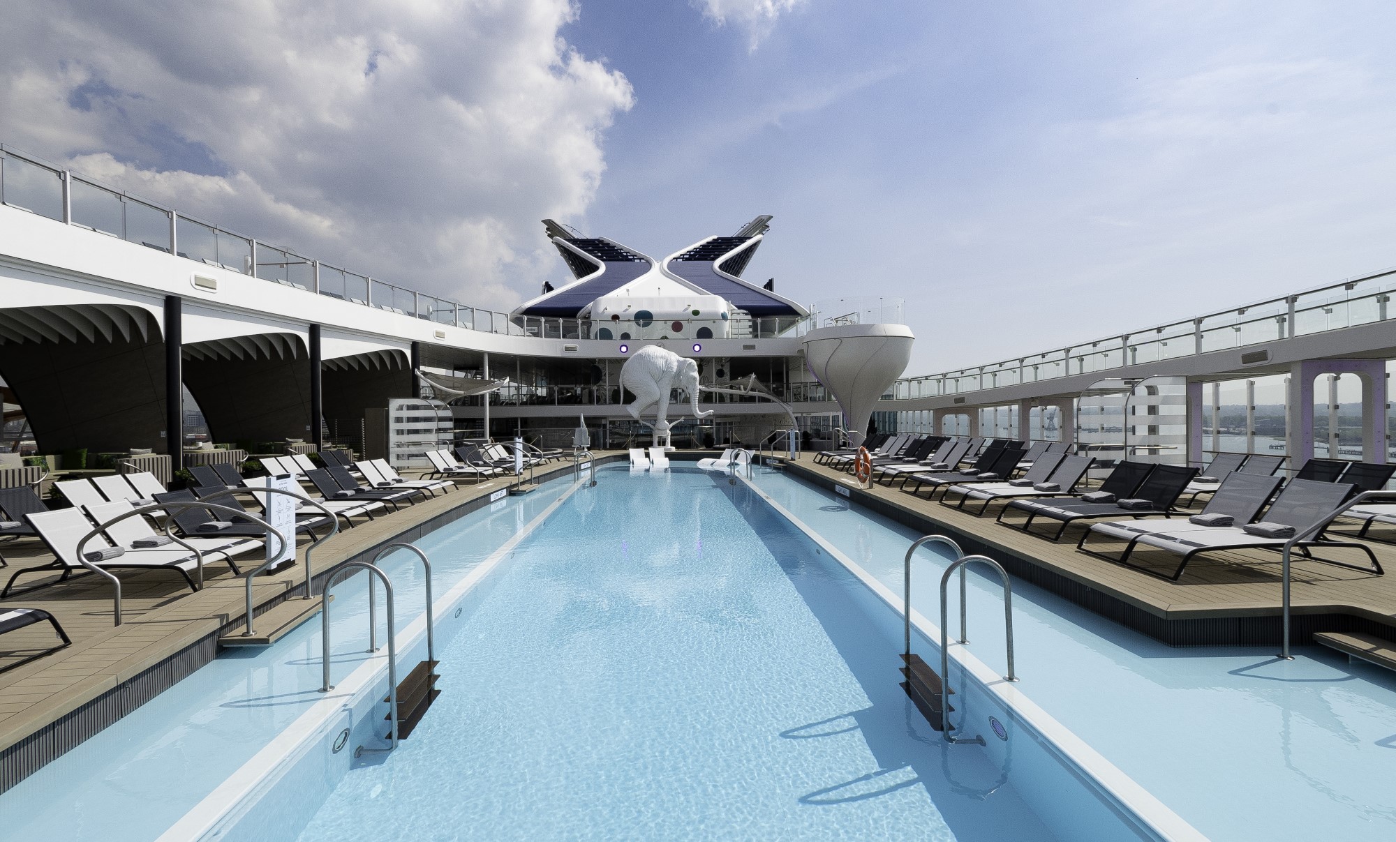 MyCruise Celebrity-Cruises Beyond Offentlige-arealer Pool-spa1